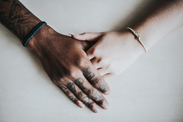 Szerelmes pár, összefont kezek (Fotó: Pixabay/pexels)