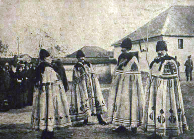 A földműves szövetség zászlóbontása a Jászságban. Jászsági kisgazdák, 1921 (Fotó: Vasárnapi Ujság/OSZK)