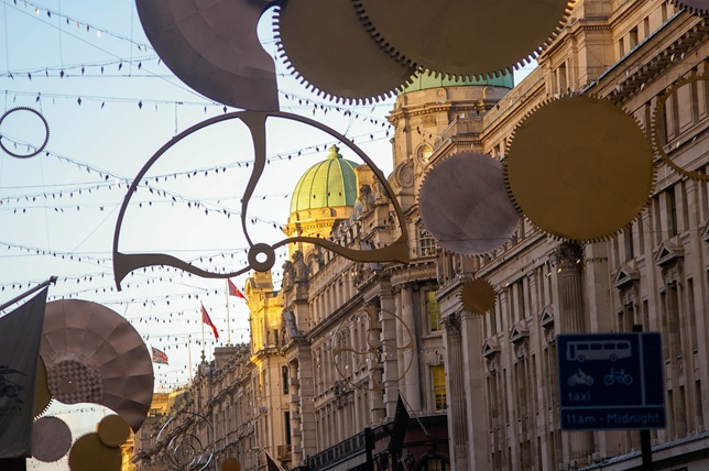 A feldíszített Regent Street, karácsony Londonban, Angliában (Fotó: Pixabay/txpuy)