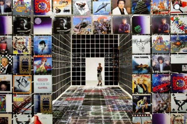 Egy korabeli lemezborítókból álló installáció megtekintése a Műcsarnok Sírba visztek - A Bizottság a Műcsarnokba megy című kiállításán (MTI Fotó: Mohai Balázs)