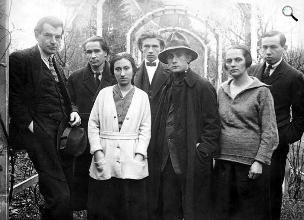 A MA csoport Bécsben, 1920 (Balról jobbra: Bortnyik Sándor, Uitz Béla, Újvári Erzsébet, Simon Andor, Kassák Lajos, Simon Jolán, Barta Sándor)