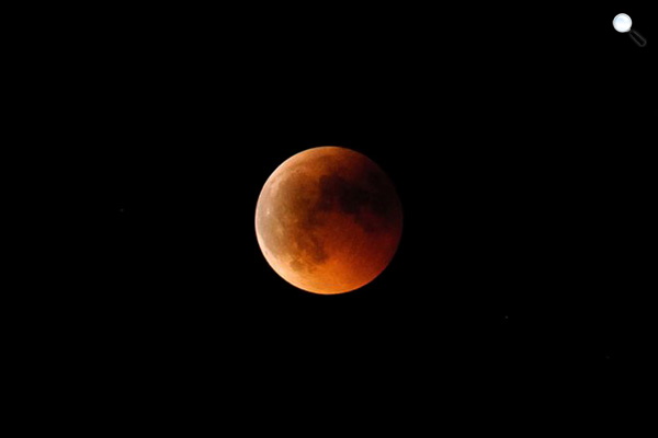 Teljes holdfogyatkozás (MTI Fotó: Komka Péter)