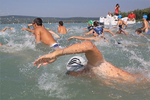 Balaton átúszás (MTI Fotó)