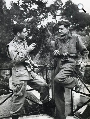 George Rodger szabadúszó (Life), (jobbra) és Robert Capa (balra), 1943, Nápoly (Fotó: Henri Cartier-Bresson/Magnum)