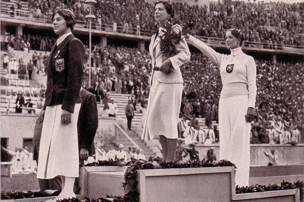 Elek Ilona a berlini (1936) olimpia bajnoka, 1: Elek Ilona (HUN) 2: Helene Mayer (GER) 3: Ellen Müller-Preis (AUS) (Forrás: Mazsihisz.hu/commons.wikimedia)