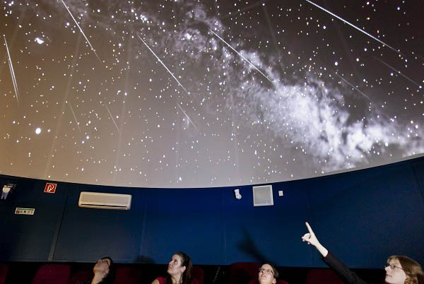 csillaghullás, Planetárium (MTI Fotó)
