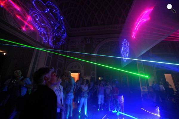 Csáji Attila lézerfény installáció (Fotó: Marton Szilvi)