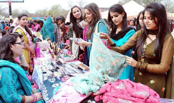 nők vásárolnak Pakisztánban