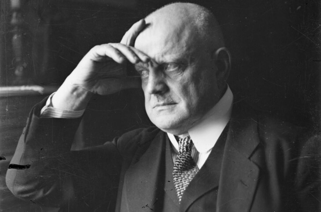 Jean Sibelius (1865-1957) finn nemzetiségű svéd zeneszerző, 1925 (Fotó: Ivar Helander/Finnish Heritage Agency/Wikipédia)