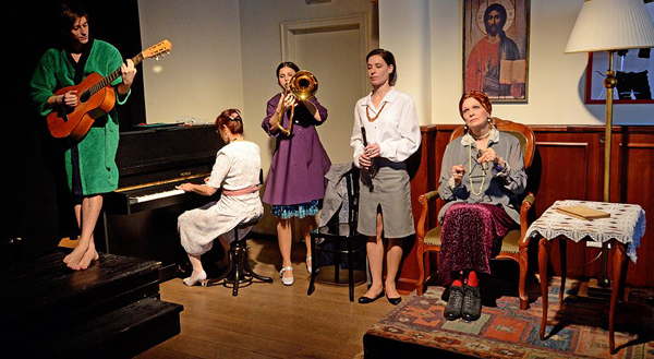 Ljudimila Ulickaja, Surik (Forrás: Rózsavölgyi Szalon)