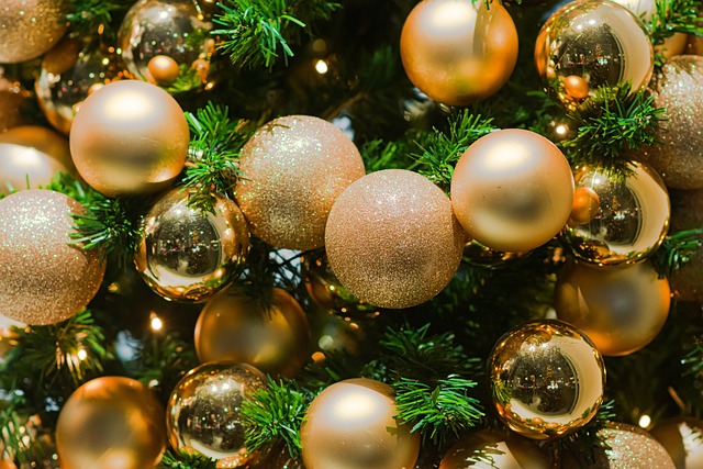 Feldíszített fenyőfa, karácsonyfa, díszgömbök (Fotó: Pixabay/robert84ak)