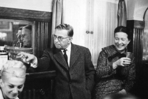 Simone de Beauvoir és Jean-Paul Sartre társaságban