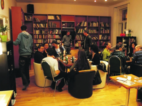 Könyvesbolt a kávézóban, Pozsony (Forrás: Ujszo.com, archív)