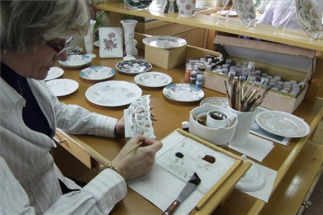 Bakonyi Miklósné porcelánfestő a Viktória-mintát fest (MTI Fotó: Nagy Lajos)