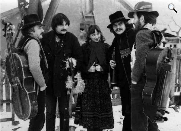 Az FMH-ban hetente zajlott tánctanítás, diavetítés és szabad tánc, Muzsikás Együttes (Fotó: Kósa Béla)