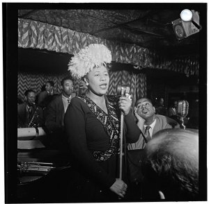 Ella Fitzgerald, Dizzy Gillespie, Ray Brown, Milt Jackson és Timmie Rosenkrantz, 1947 (Fotó: Wikipédia)