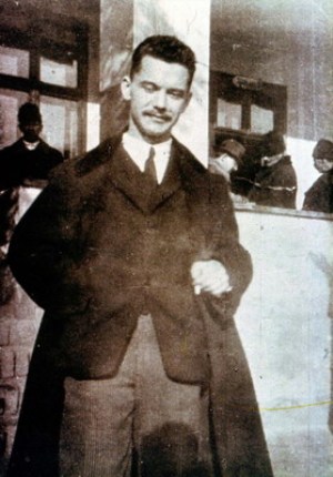 József Attila a földeáki községháza előtt 