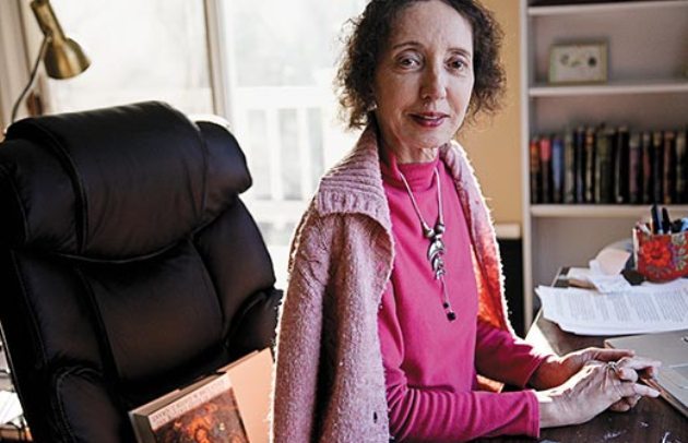 Joyce Carol Oates íroasztalnál (booktryst.com) Joyce Carol Oates íroasztalnál (booktryst.com)