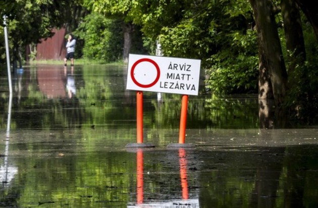 Árvíz - Duna, Papszigeti útnál Szentendrén 2013 (MTI Fotó: Mohai Balázs)