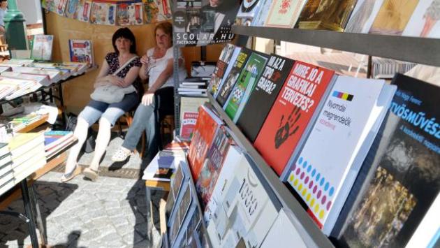 könyvvásár (Forrás: szeged.hu)