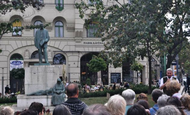 Séta a Gellérthegyen a csillagos ég alatt, Hadik Kávéház