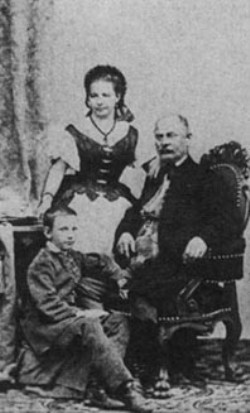 Latabár Endre, Török Máriával és fiával, (az idősebb) Kálmánnal         (Forrás. OSZK, Lengyel Samu)