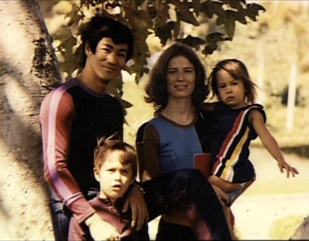 Bruce Lee családjával (Fotó: biography.com)