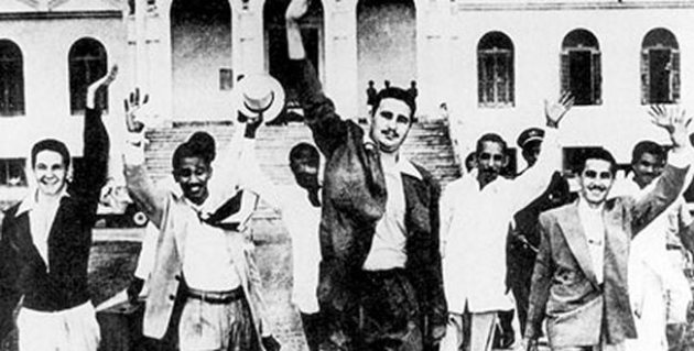 Fidel Castro középen és forradalmárok, a börtönből szabadulva, Moncada (Forrás: Wikipédia)
