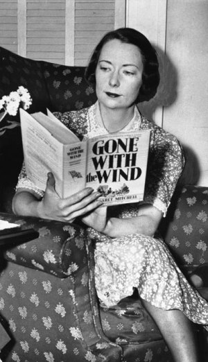 Margaret Mitchell az Elfújta a szel-et olvassa (Forrás: atlantahistorycenter.com)