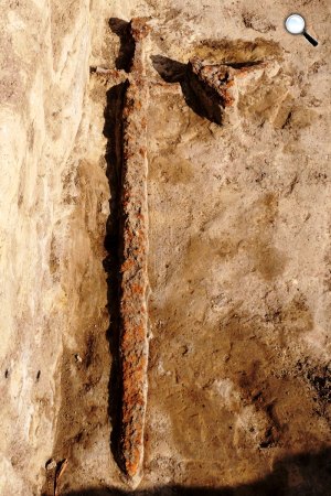  110 cm, kétélű pallos , Árpád-kori ásatás, Csanádpalota (MTI Fotó: Kelemen Zoltán Gergely)