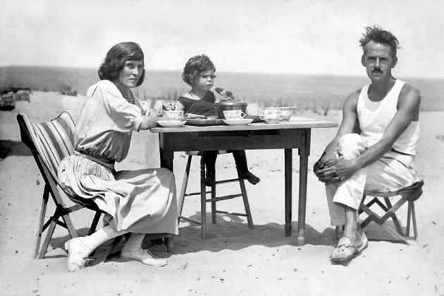 Eugene O'Neill és családja, Cape Cod, 1922 (fotó: Wikipédia, LOC)