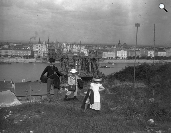 Budapest, az épülő Erzsébet híd a Gellérthegyről nézve, 1900 (Fotó: Fortepan / Schoch Frigyes)