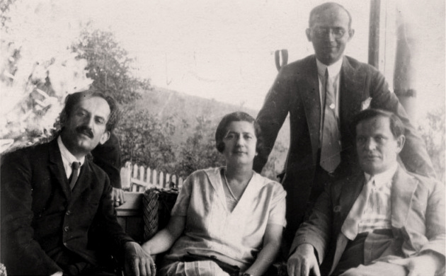 Babits Mihály, Tóth Annus, Tóth Árpád és Karinthy Frigyes, Esztergom 1926 (fotó: OSZK)