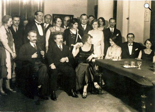  József Attila, Schöpflin Aladár, Magyar Elek, Simonyi Mária, Móricz Zsigmond, 1930 (fotó: OSZK/Színházi Élet)