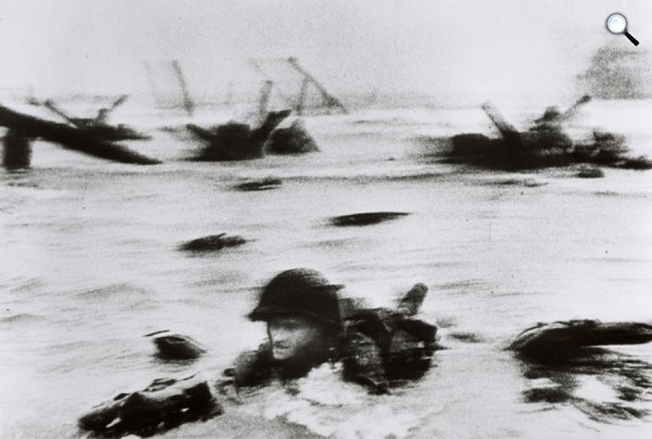 Robert Capa: D-day partra szállás, 1944 (forrás: IPC.org, MNM)