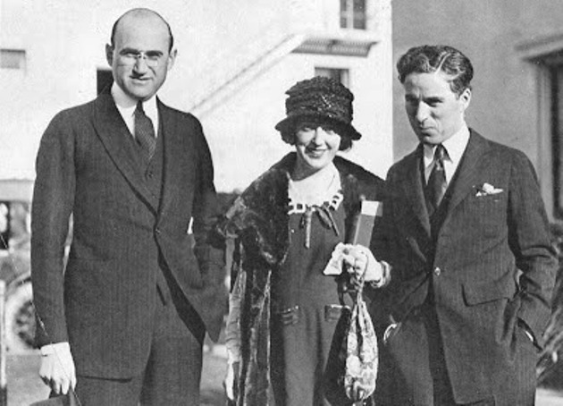 Samuel Goldwyn, Paulette Goddard, Charlie Chaplin (fotó: Hollywood Renegades Archive)