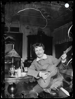 August Strindberg gitározik Svájcban (fotó: Nordiska Múzeum)