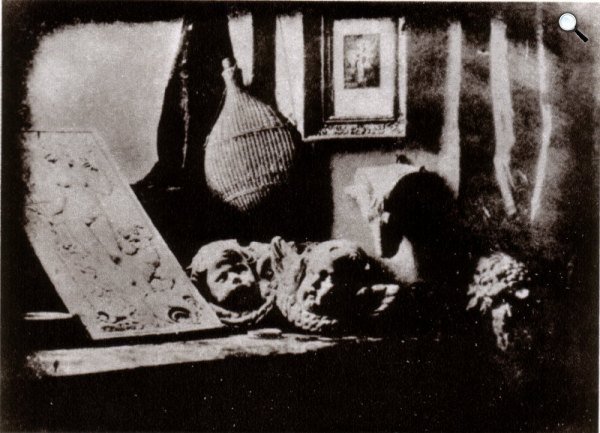 Louis Daguerre: Egy ritkasággyűjtemény darabjai, 1837, az első ismert dagerrotípia (fotó: Wikipédia)