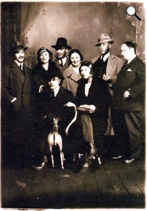 József Attila, József Jolán, Láng Ernő, Szegedi Boris, Nagy Lajos, Agárdi (Danzinger) Ferenc, ülnek Bányai László és Szántó Judit, 1932 (fotó: OSZK)