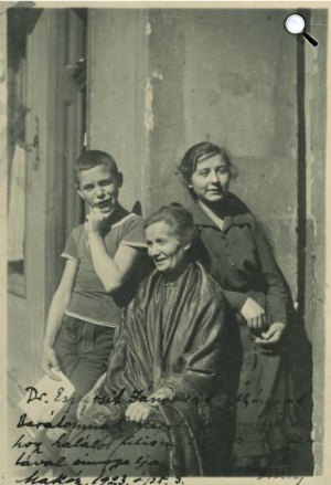 József Jolán fotója (?): József Áronné (Mama) gyermekeivel: Attila és Etelka, 1919 (fotó: PIM)