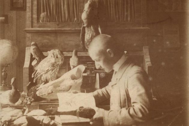 fiatal Alfred Edmund Brehm dolgozik (fotó: brehm-gedenkstaette.de)