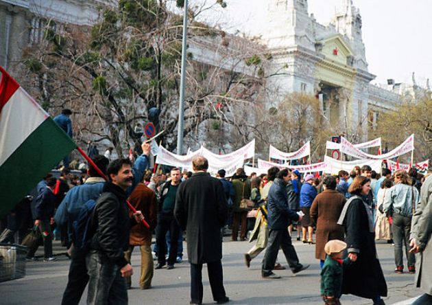 Szabadság tér, 1989.03.15. (fotó: Wikipédia)