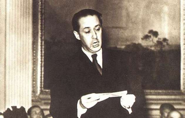 Márai Sándor felolvasóestet tart (fotó: MEK/OSZK)