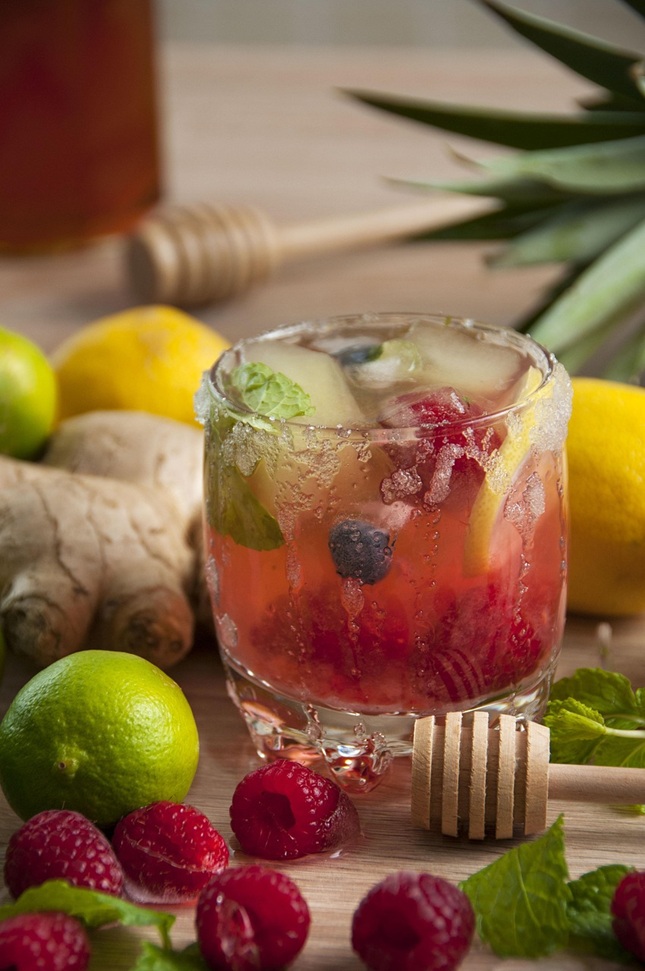 A vitaminokban gazdag gyümölcsök, gyömbér, citrom, eper, mentalevél az egészség fontos kellékei (Fotó: Pixabay/Nawalescape)
