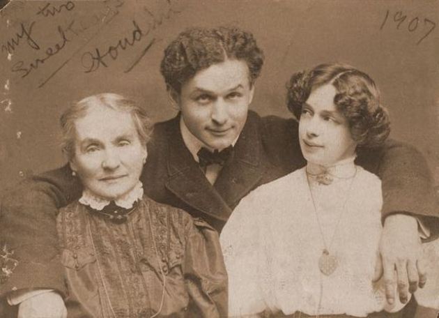 Harry Houdini felesége és munkatársa, Beatrice Houdini és édesanyja, Cecilia Steiner Weiss, 1907 (Fotó: Wikimedia/Library of Congress)