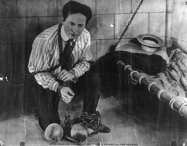 Harry Houdini (1874-1926) magyar származású amerikai illuzionista és bűvész bilincsben, kikötve, 1898 (Fotó: Wikimedia/Library of Congress)
