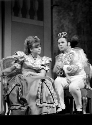 Halász Judit, Harkányi Endre, 1965, Az udvari kalap (Fotó: Vígszínház)