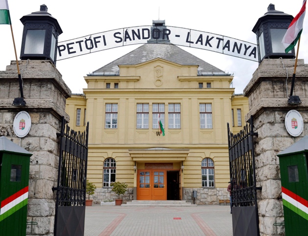 Százéves a budapesti Petőfi-laktanya (MTI Fotó: Beliczay László)