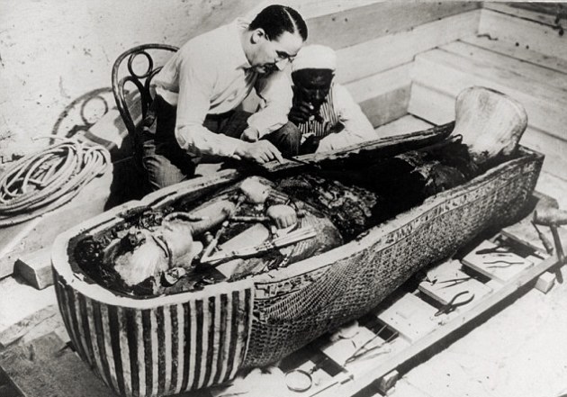 Howard Carter Tutanhamon sírjánál (Fotó: ft.com)