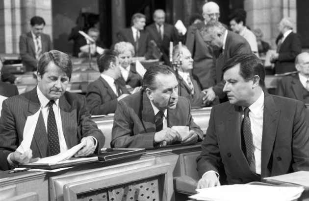 Berecz János, Grósz Károly és Németh Miklós a Parlamentben, 1989 (Fotó: OSZK)